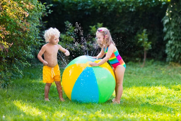 Su topu oyuncakla oynayan çocuklar — Stok fotoğraf