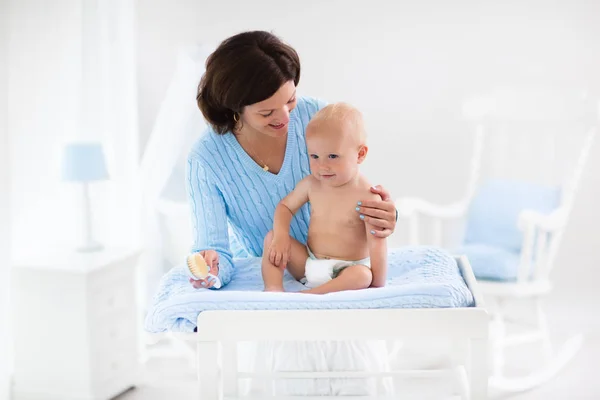 Mère changeant de couche en bébé garçon — Photo