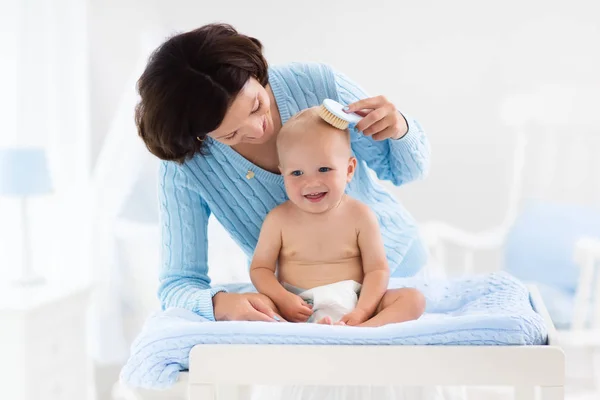 Mother changing diaper to baby boy — Stock Photo, Image