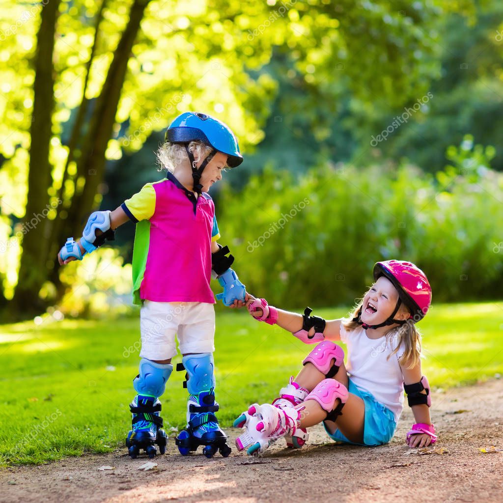 Kids roller skating in summer park — Stock Photo
