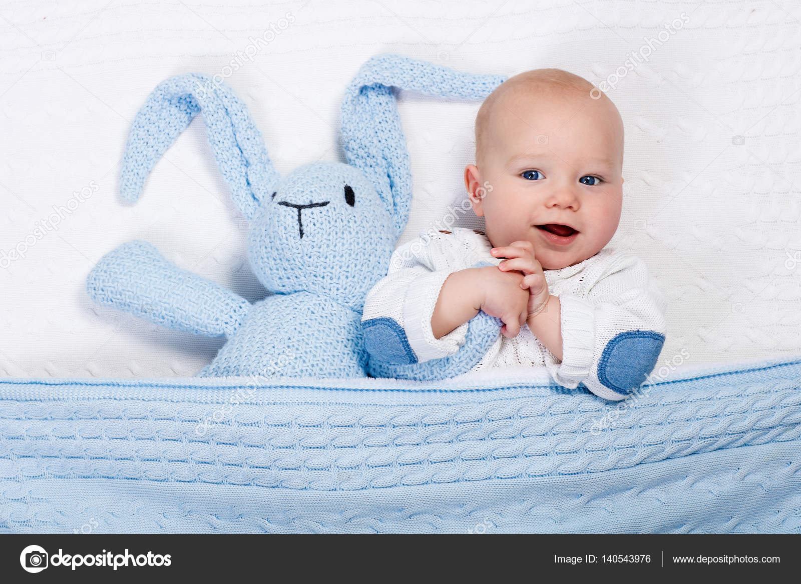ベッドでバニーおもちゃで遊ぶ男の子の赤ちゃん ストック写真 C Famveldman ベッドでバニーおもちゃで遊ぶ男の子の赤ちゃん ストック写真 C Famveldman