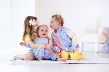 Evde, kız ve erkek kardeşim aşk oynayan çocuklar