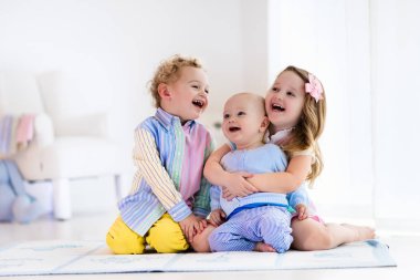 Evde, kız ve erkek kardeşim aşk oynayan çocuklar