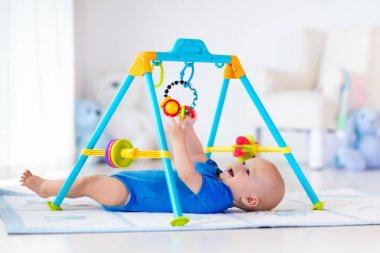 Bebek çocuk oyun mat. Spor salonunda oynayan çocuk.
