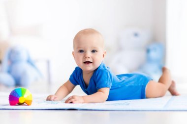 Bebek çocuk oyuncak topla oynamayı