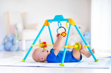 Bebek çocuk oyun mat. Spor salonunda oynayan çocuk.