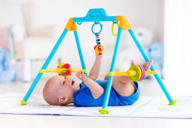 Bebek çocuk oyun mat. Spor salonunda oynayan çocuk.