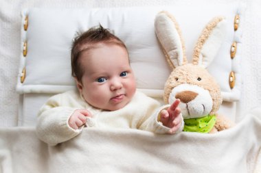 Bebeği tavşan oyuncak ile yatakta