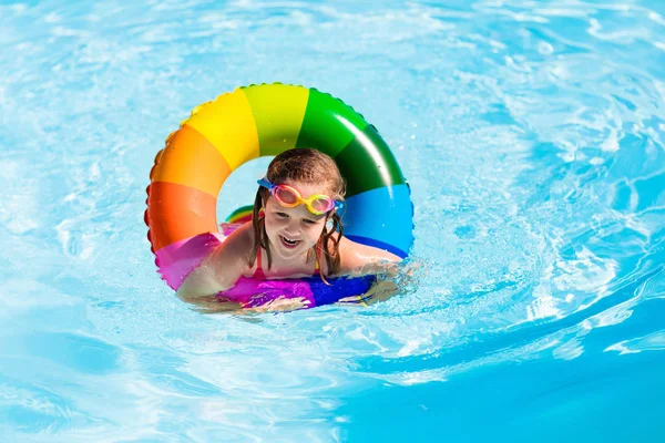 Menina com anel de brinquedo na piscina — Fotografia de Stock