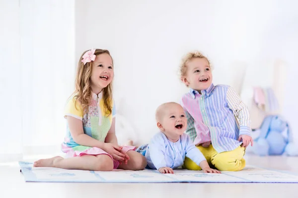 Kinderen spelen thuis, broer en zuster liefde — Stockfoto