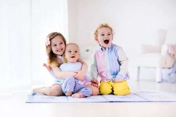Niños jugando en casa, hermano y hermana amor —  Fotos de Stock