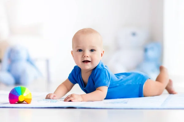 Baby pojke leker med leksak boll — Stockfoto