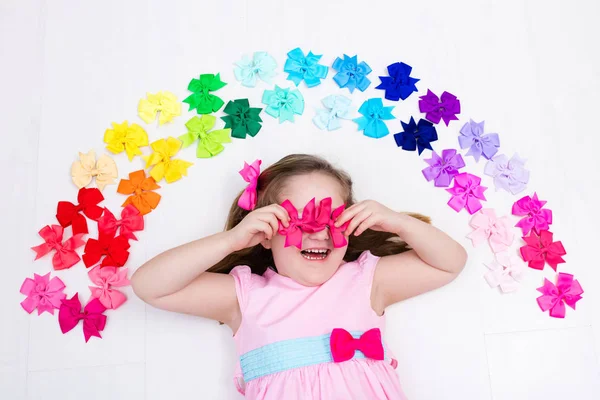 Meisje met kleurrijke boog. Haartoebehoren — Stockfoto