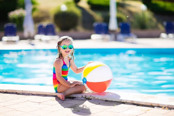 Bambino in piscina in vacanza estiva — Foto Stock