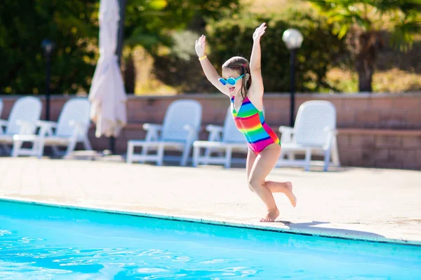 Bambino in piscina in vacanza estiva — Foto Stock