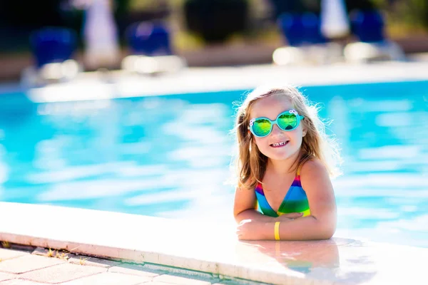 Criança na piscina nas férias de verão — Fotografia de Stock