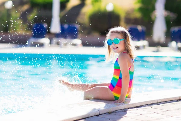 Kind im Schwimmbad in den Sommerferien — Stockfoto