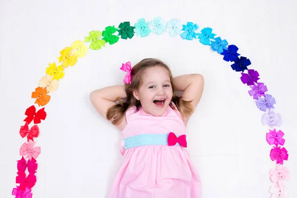 Niña con lazo colorido. Accesorio para el cabello —  Fotos de Stock