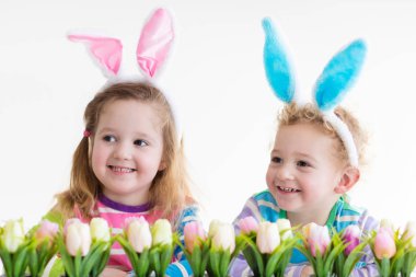 Çocuklarla tavşan kulaklara Paskalya yortusu yumurta avlamak