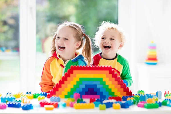 Kinder spielen mit bunten Blöcken — Stockfoto