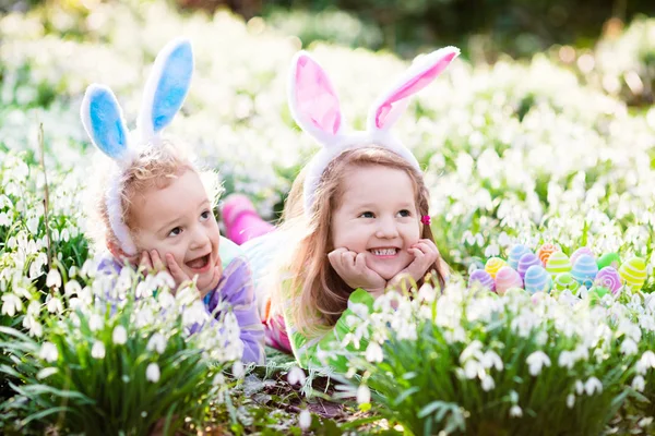 Děti na lov motýlů v kvetoucí jarní zahrada — Stock fotografie