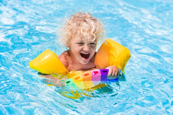 Menino na piscina — Fotografia de Stock