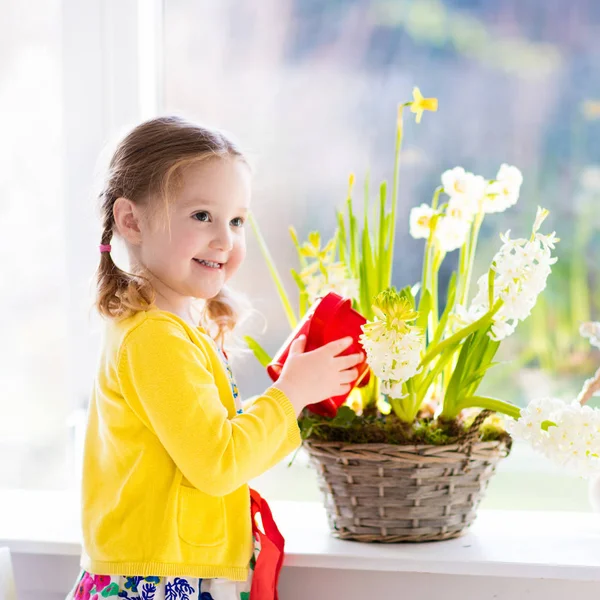 Niña regando flores de primavera — Foto de Stock