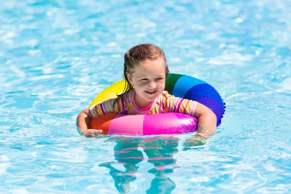 Oyuncak yüzük yüzme havuzunda ile küçük kız — Stok fotoğraf