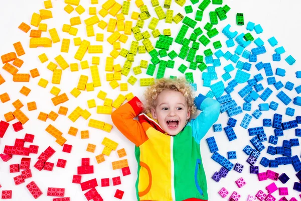 Barn leker med rainbow plast block leksak — Stockfoto