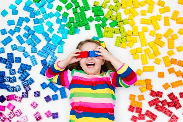 Barn leker med rainbow plast block leksak — Stockfoto