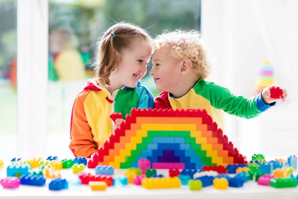 Kinderen spelen met kleurrijke blokken — Stockfoto