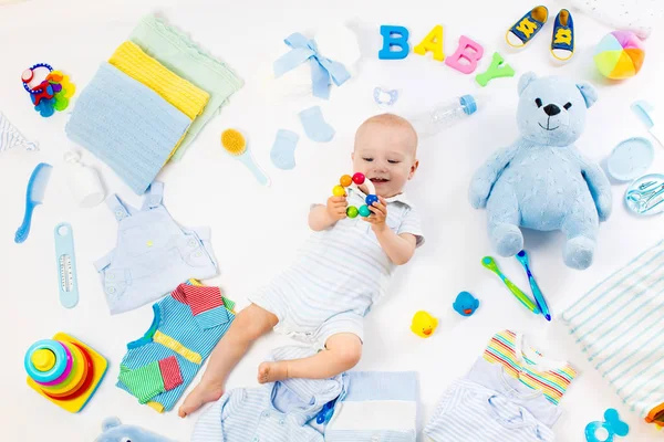 Bebé con ropa y artículos de cuidado infantil — Foto de Stock