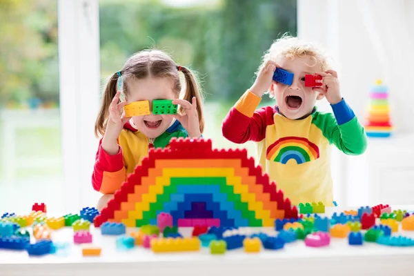 Niños jugando con bloques de colores —  Fotos de Stock