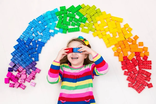 Niño jugando con arco iris bloques de plástico juguete —  Fotos de Stock