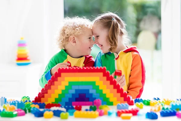 Τα παιδιά παίζουν με πολύχρωμο μπλοκ — Φωτογραφία Αρχείου