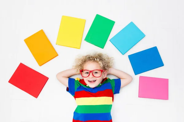 Criança a ler livros. Escola para crianças . — Fotografia de Stock