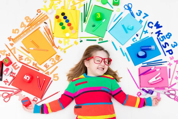 Enfant avec école et fournitures de dessin. Étudiant avec livre . — Photo