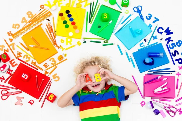 Bambino con scuola e materiale da disegno. Studente con libro . — Foto Stock