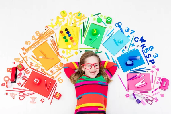 Bambino con scuola e materiale da disegno. Studente con libro . — Foto Stock