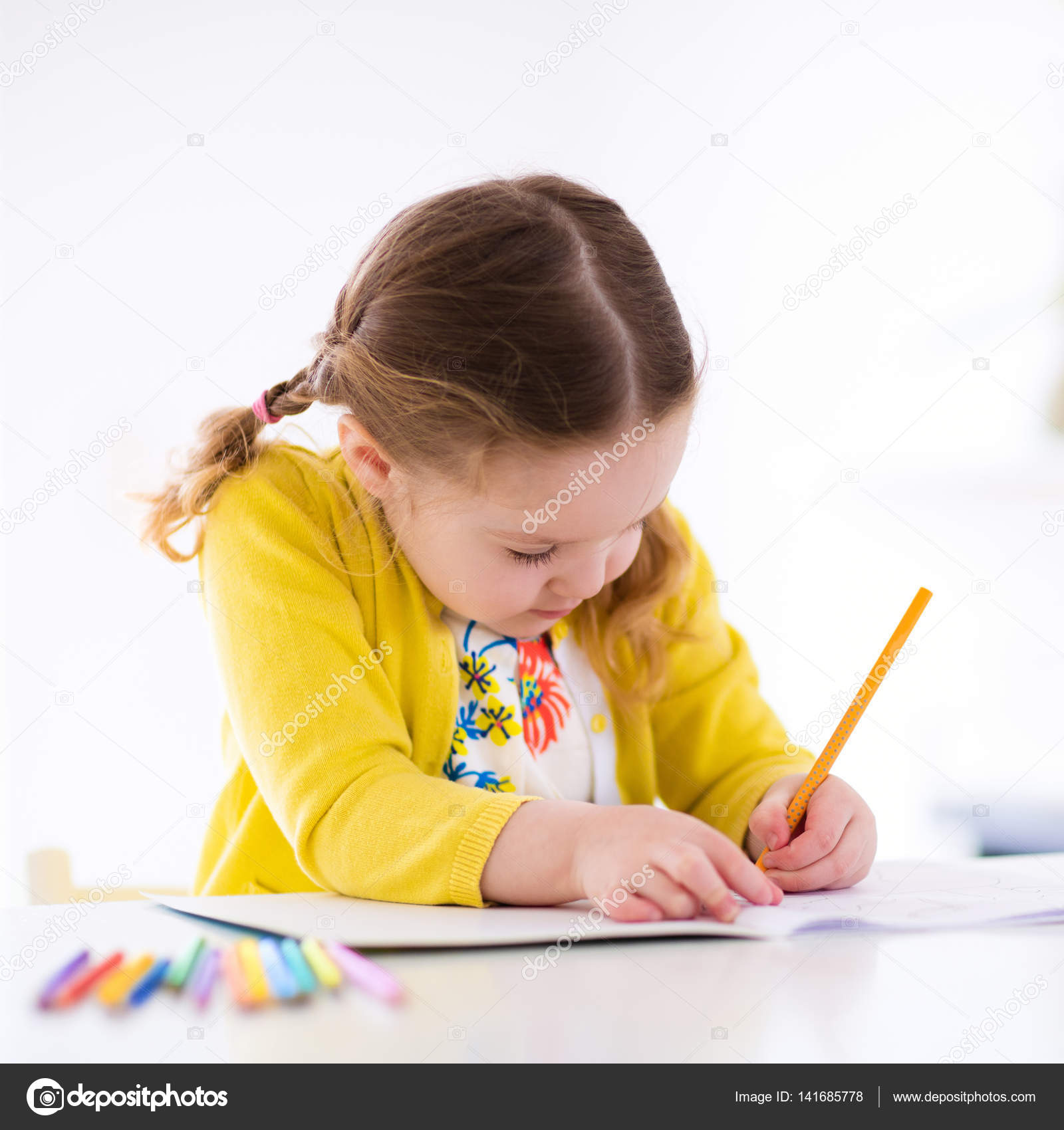 Bambina sveglia che fa il lavoro leggere un libro pagine da colorare scrittura e pittura Bambini dipingere Bambini disegnano Bambino in et  prescolare