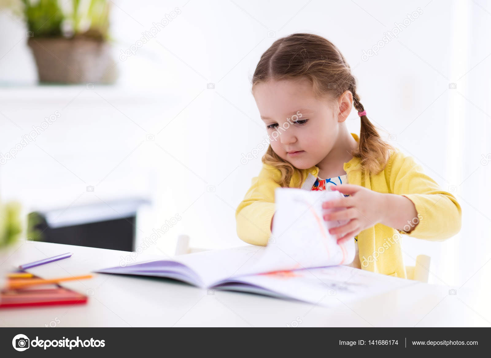 Bambina sveglia che fa il lavoro leggere un libro pagine da colorare scrittura e pittura Bambini dipingere Bambini disegnano Bambino in et  prescolare