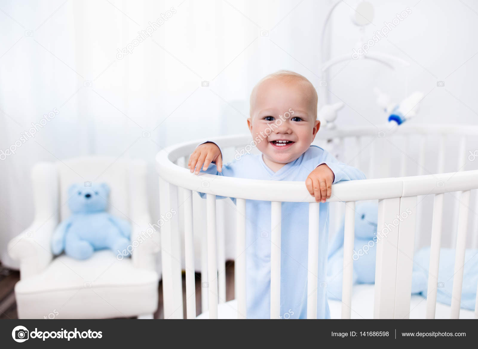 Bebe Garcon Debout Dans Le Lit Dans La Pepiniere Blanche Image Libre De Droit Par Famveldman C Bebe Garcon Debout Dans Le Lit Dans La Pepiniere Blanche Image Libre De Droit Par Famveldman C