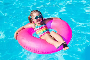 Oyuncak yüzük yüzme havuzunda ile küçük kız