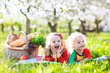 Çiçek bahçesinde piknik çocuklar