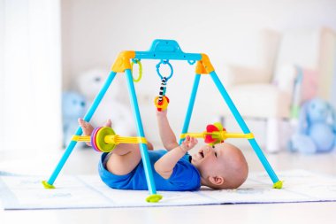 Bebek çocuk oyun mat. Spor salonunda oynayan çocuk.