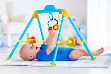 Bebek çocuk oyun mat. Spor salonunda oynayan çocuk.