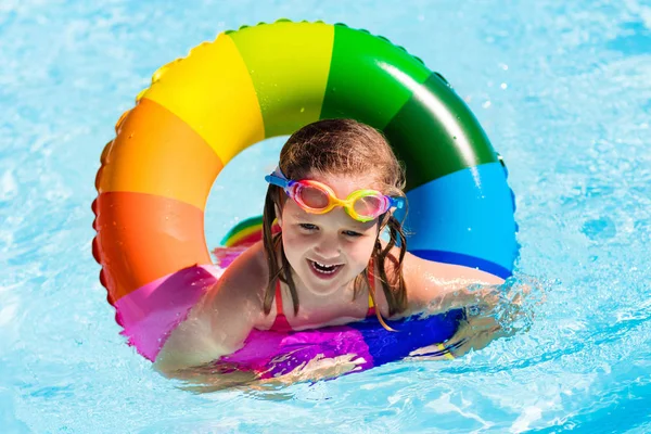 Malá holčička s kroužkem hračky do bazénu — Stock fotografie
