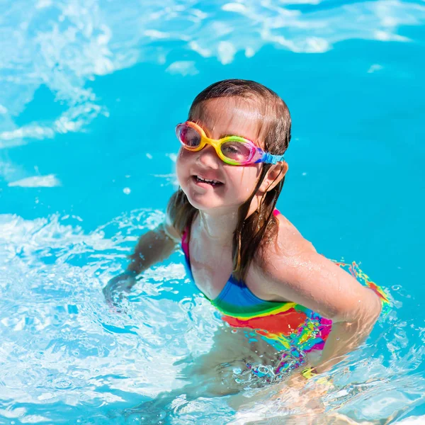 Barn lära sig simma i poolen — Stockfoto