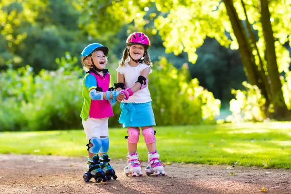 Kinder-Rollschuhlaufen im Sommerpark — Stockfoto