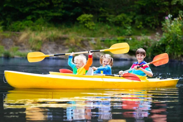 Barn kajakpaddling på en flod — Stockfoto